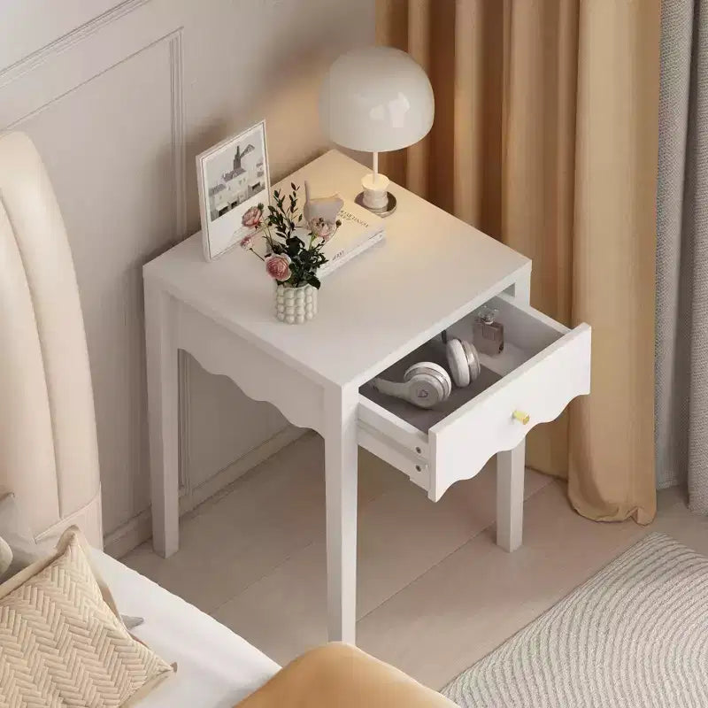 Tavolino Comodino Bianco Comodino Laterale Giocoso con Cassetto e Balza Ondulata - ModernLuxe