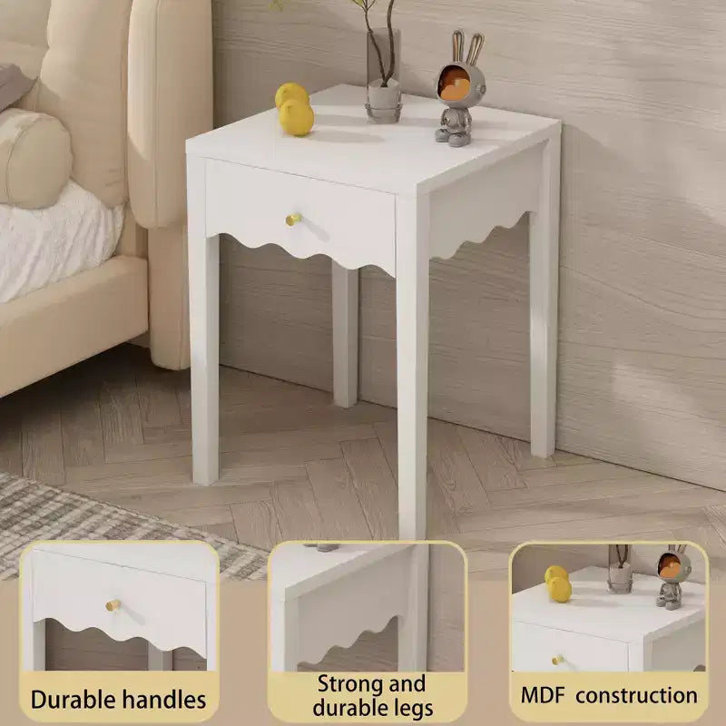 Tavolino Comodino Bianco Comodino Laterale Giocoso con Cassetto e Balza Ondulata - ModernLuxe
