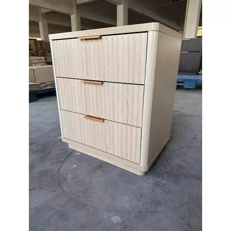 Comodino con 3 cassetti in legno chiaro e comoda stazione di ricarica per la camera da letto
