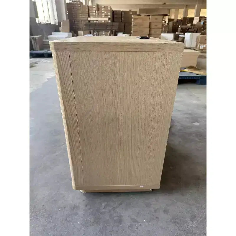Comodino con 3 cassetti in legno chiaro e comoda stazione di ricarica per la camera da letto