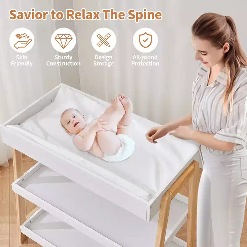 Fasciatoio portatile moderno e compatto con materassino impermeabile e 2 ripiani portaoggetti per neonati e bambini.