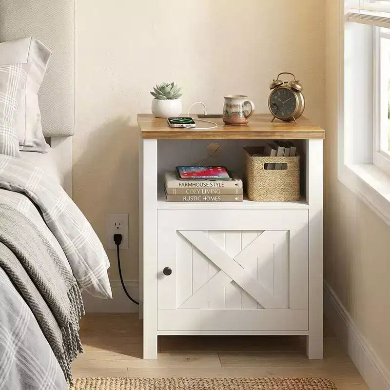 Comodino contenitore in stile rustico con porta USB e presa di corrente integrata; Dotato di ripiani aperti e armadietti chiusi, comodino con contenitore