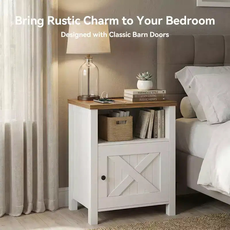 Comodino contenitore in stile rustico con porta USB e presa di corrente integrata; Dotato di ripiani aperti e armadietti chiusi, comodino con contenitore