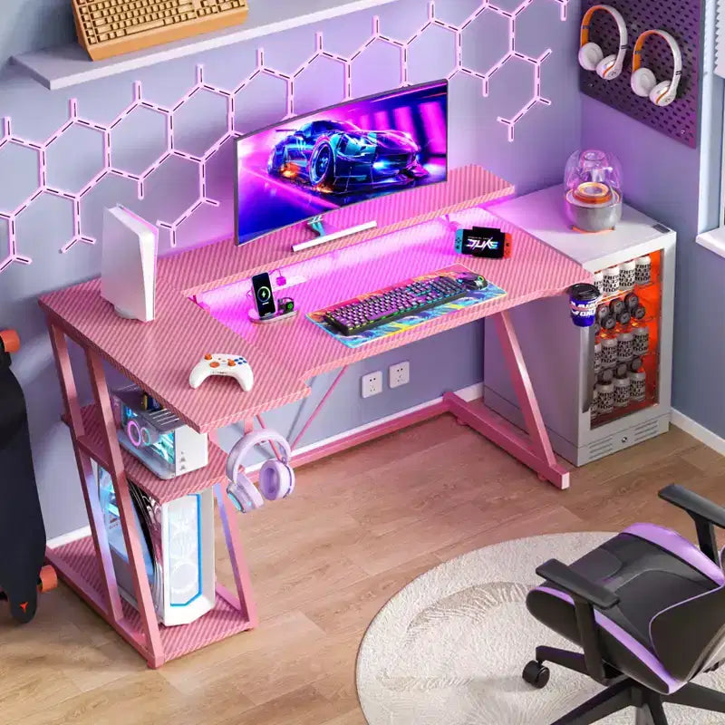 Scrivania da gaming angolare a L da 55 pollici, tavolo per computer rosa con supporto per monitor, mensole portaoggetti a 3 ripiani, scrivania da gamer moderna in fibra di carbonio, configurazione salvaspazio